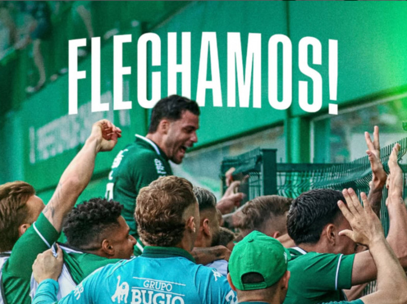 Jogadores e torcida comemorar o gol que recolocou  Chapecoense na Série A em 2026