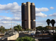 Boletim Focus manteve previsão de PIB fechando 2025 em 2,16%, diz BC