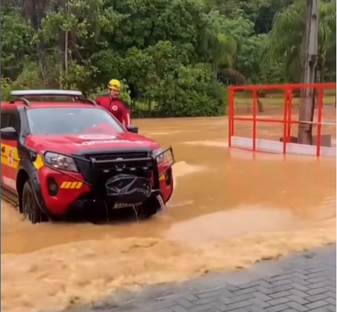 Corpo de Bombeiros e Defesa Civil vêm trabalhando no auxílio aos atingidos pelos alagamentos