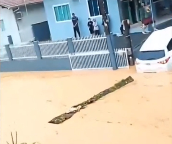 Em alguns bairros, moradores estão "ilhados"