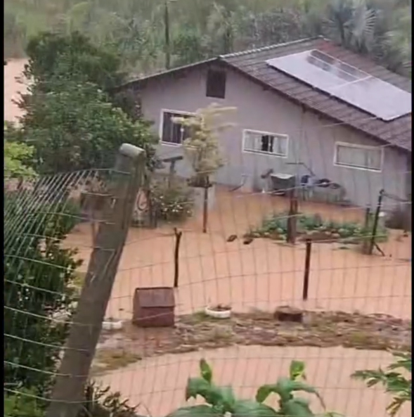 Diversas casas foram alagadas