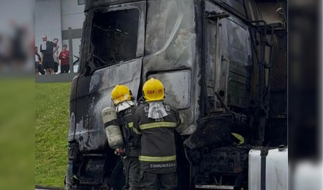 O motociclista foi socorrido e levado ao hospital, enquanto bombeiros trabalhavam para conter as chamas