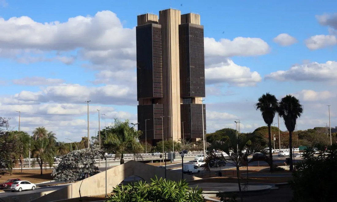 Boletim Focus manteve previsão de PIB fechando 2025 em 2,16%, diz BC