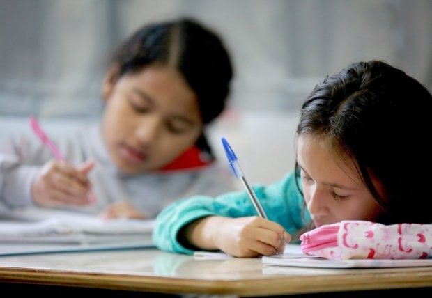 A confirmação da vaga depende da apresentação presencial dos documentos na escola, respeitando o zoneamento