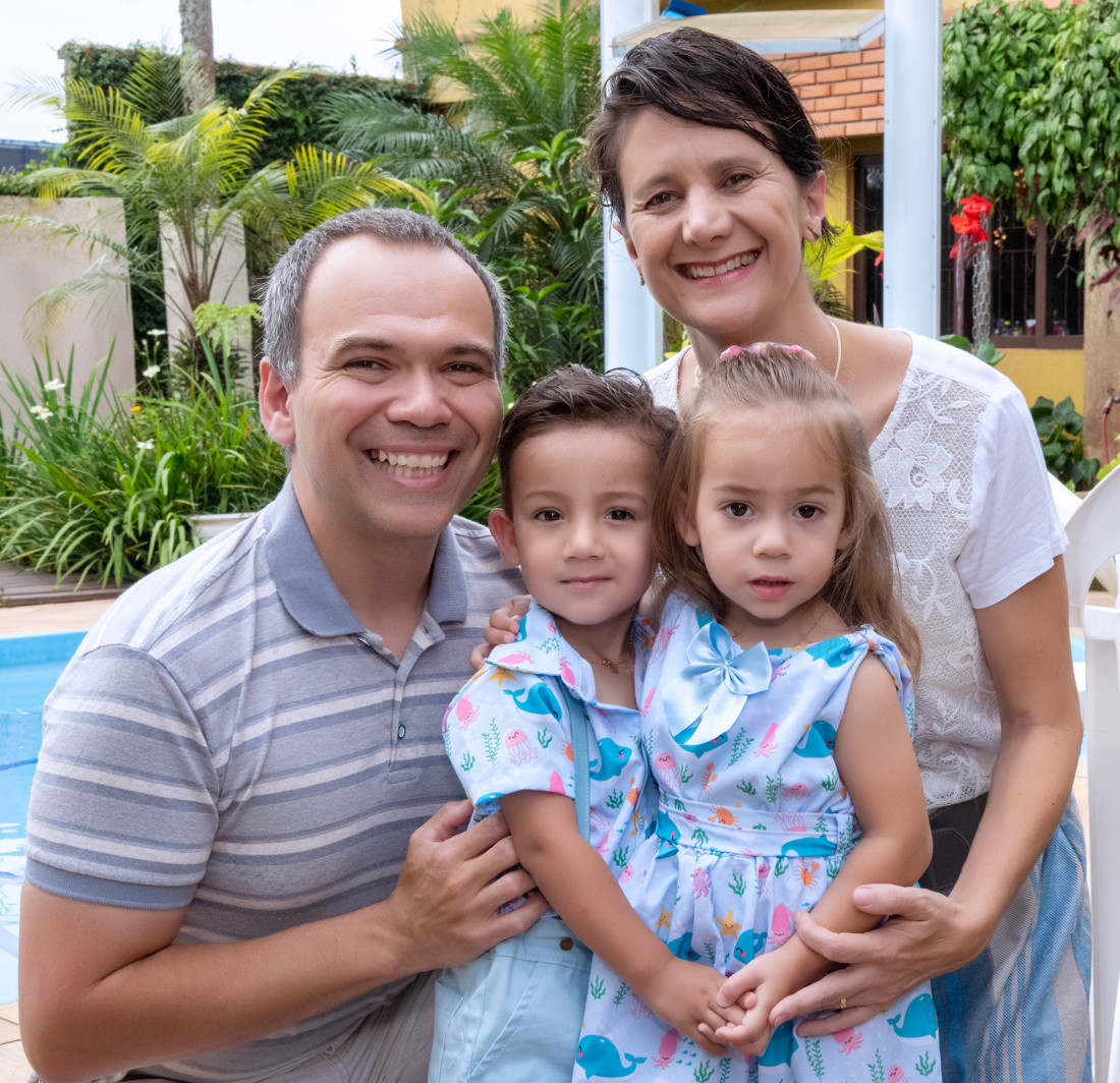 Os gêmeos Pedro e Pamela, com os pais Scheyla Marques e José Pétri