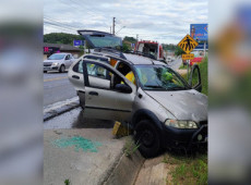 Duas pessoas estavam no veículo que saiu da pista