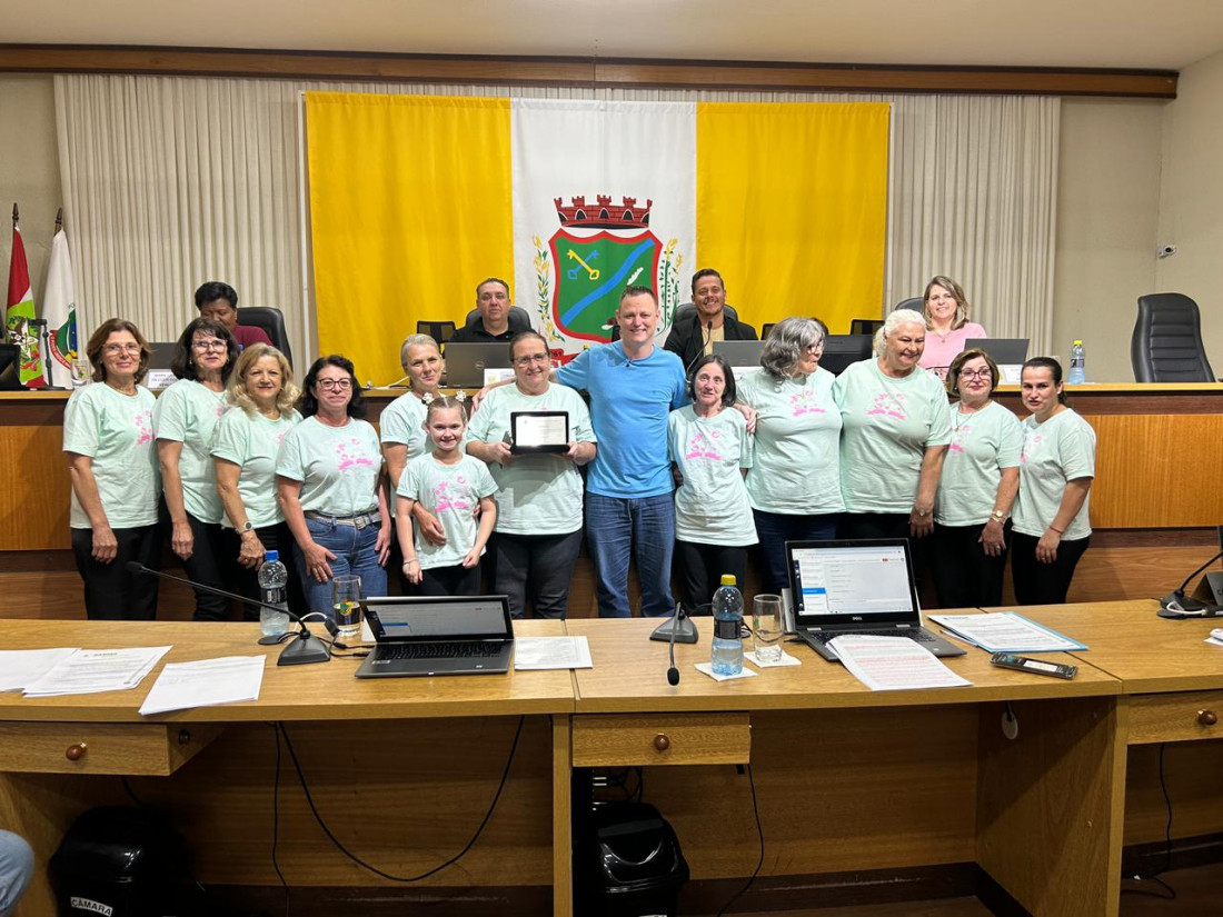 Além de produzir artesanato, o grupo serve como terapia ocupacional