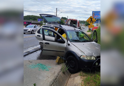 Duas pessoas estavam no veículo que saiu da pista