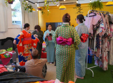 Aluguel e venda de yukatas, tradicionais roupões japoneses de verão