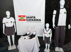 Governo de SC irá distribuir uniformes escolares para todos os estudantes da rede estadual de ensino para o ano letivo de 2026
