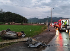 Depois de capotar, o veículo ainda atingiu um poste na Rua Arthur Poffo