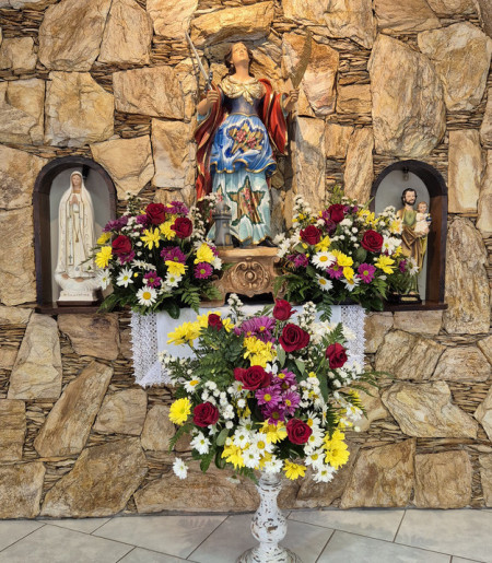 Bárbara de Nicomédia, nascida em Nicomédia, na Turquia e que segundo a lenda, foi mártir no século III após ser morta pelo próprio pai