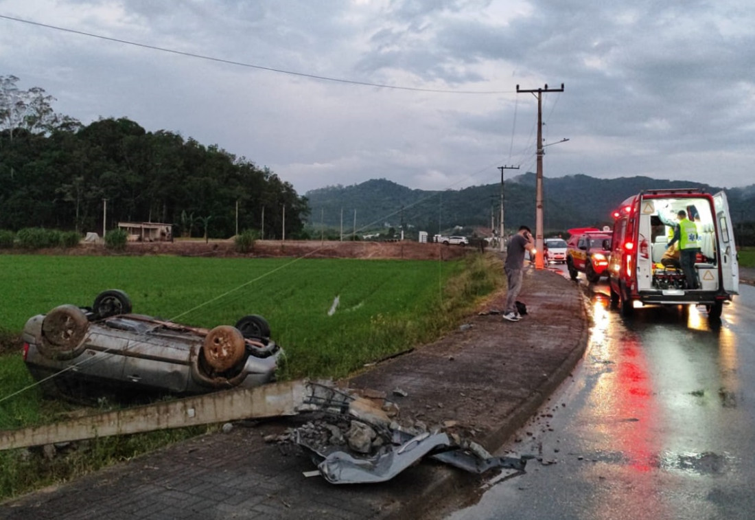 Depois de capotar, o veículo ainda atingiu um poste na Rua Arthur Poffo