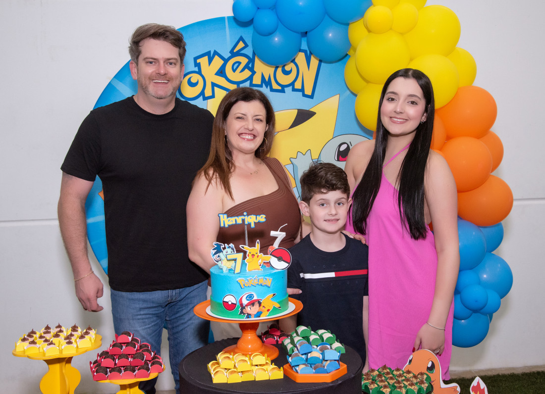 Henrique Zuchi Schramm com os pais Débora e Jefferson e a irmã Lara