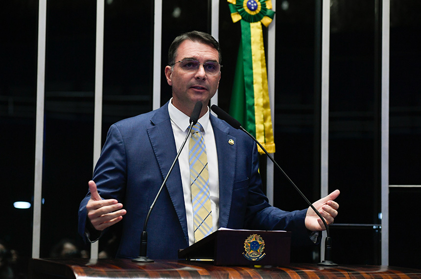  Fl&aacute;vio Bolsonaro disse aceitar o desafio com grande responsabilidade