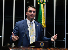  Fl&aacute;vio Bolsonaro disse aceitar o desafio com grande responsabilidade