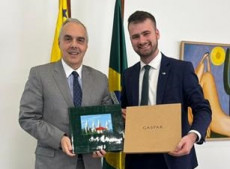 João Pedro entrega livro sobre Gaspar ao embaixador do Brasil no Chile