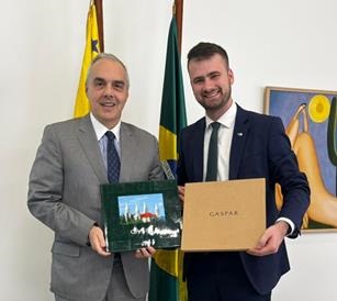 João Pedro entrega livro sobre Gaspar ao embaixador do Brasil no Chile