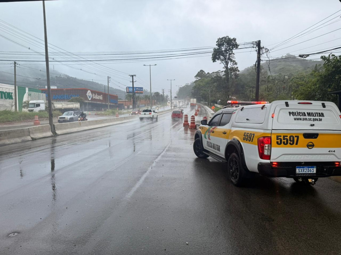 Chuva ultrapassa o esperado para o mês e provoca alagamentos e enxurradas em Santa Catarina
