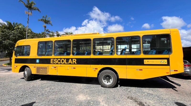 o novo ônibus reforça a frota de transporte escolar 