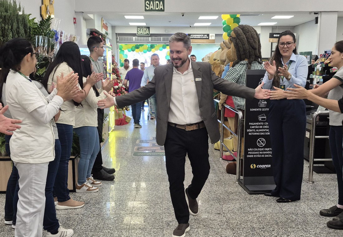 Recep&ccedil;&atilde;o pelos funcion&aacute;rios e mascotes da Super Cooper