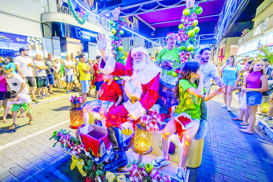O carro de Bela Vista traz o Papai Noel