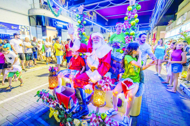 O carro de Bela Vista traz o Papai Noel