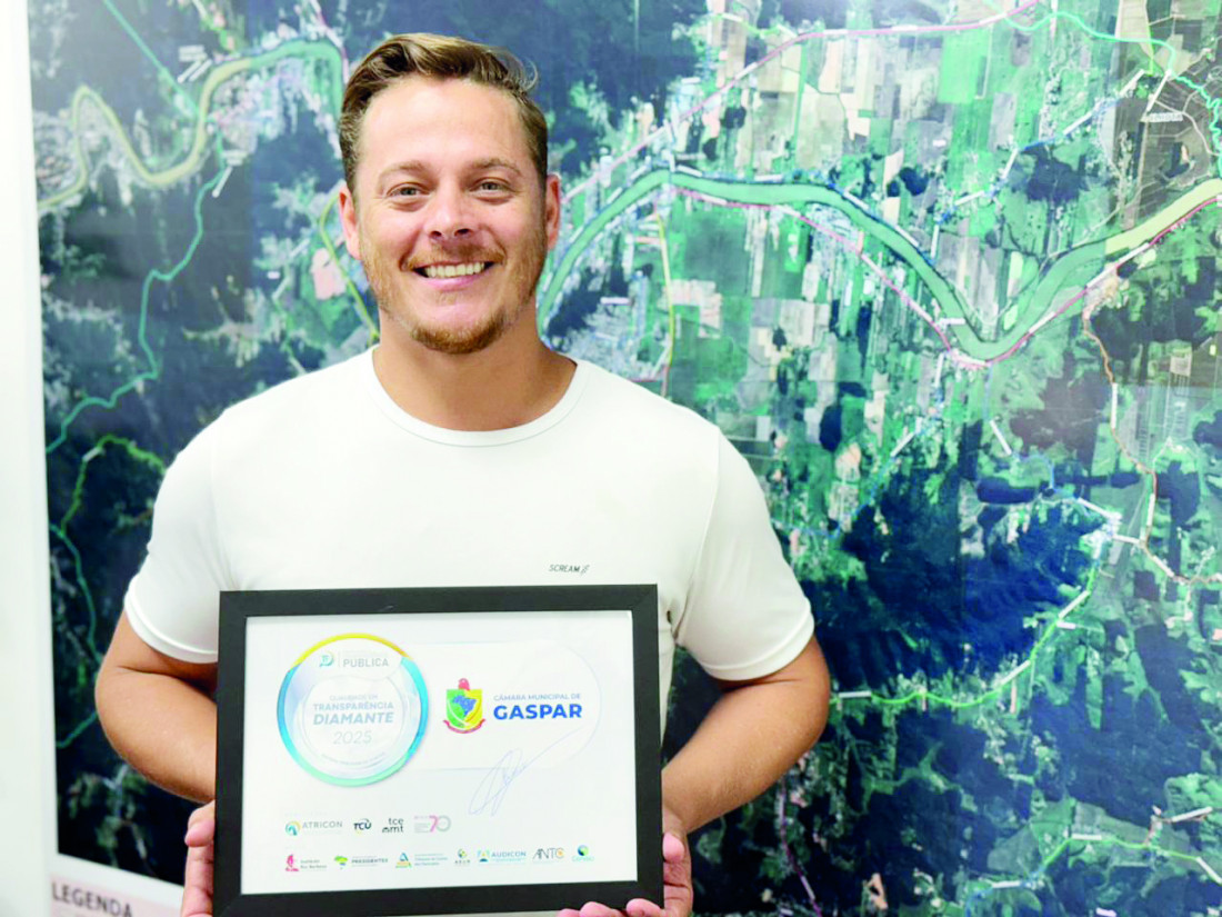 O presidente Alex e o certificado concedido pelo Tribunal de Contas