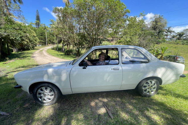 Dona Lav&iacute;nia j&aacute; dirigiu muito na estrada...