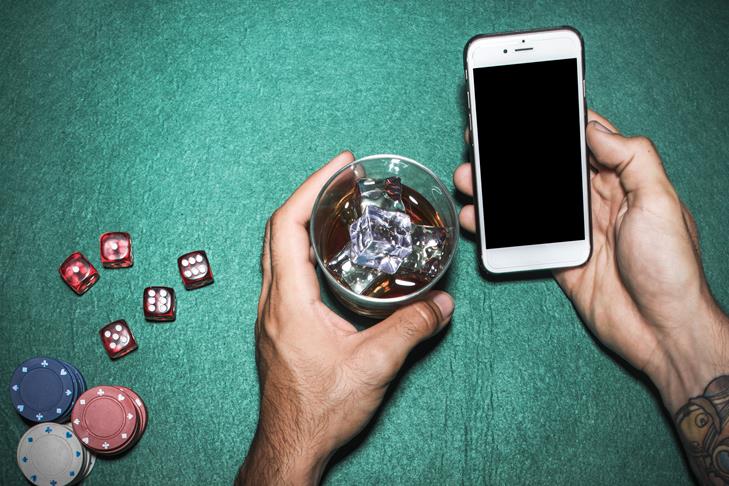 Com um celular não mão é possível perder muito dinheiro em apostas online