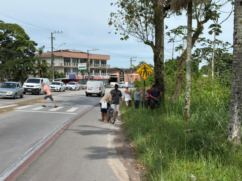 Populares acompanham o resgate