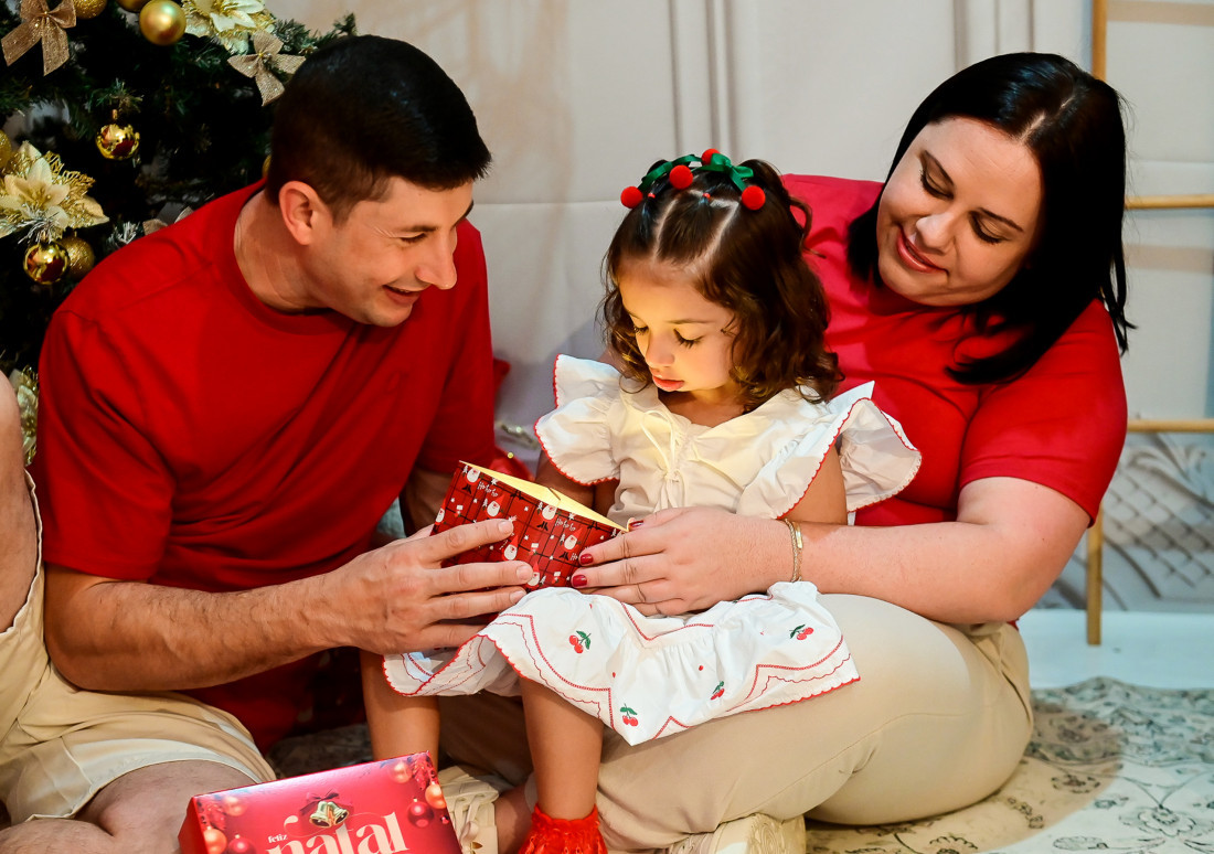 Maria Alice Zuccki com os pais Kenedi e Alessandra Zuccki