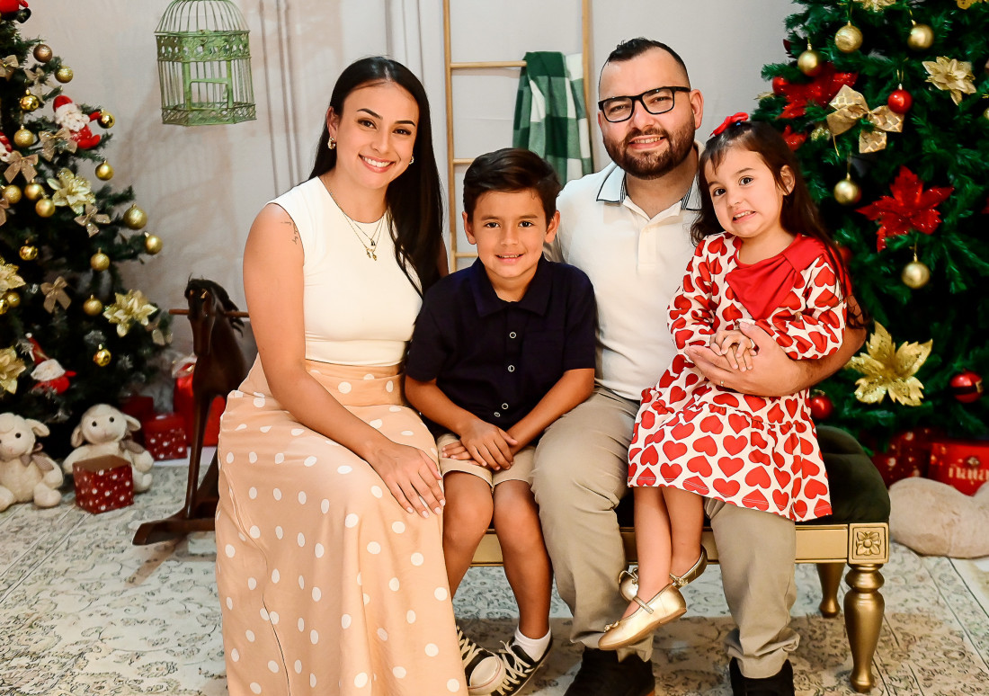 Iseias Cardoso dos Santos e Karolaine com os filhos Miguel e Maria Isabela