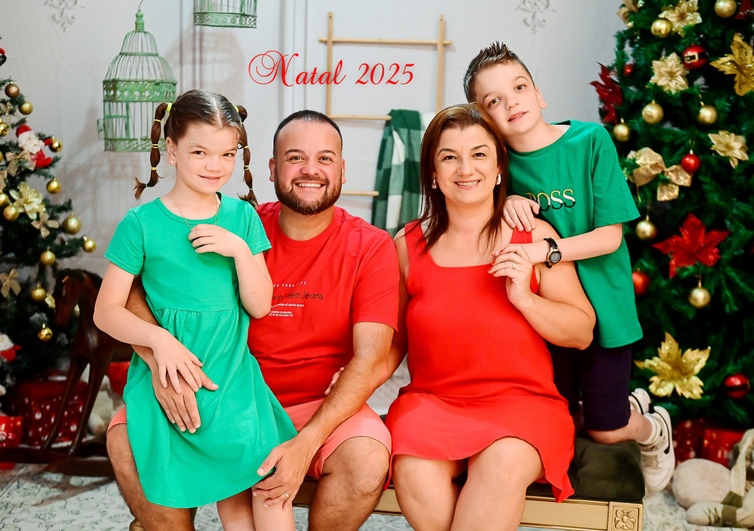 Sophia Maria e Matheus Francisco com os pais Marcia Maria Cunhago e Juliano Mueller