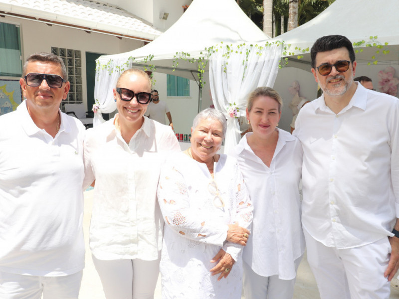 Maria Ignez com filhos, nora e genro