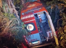 Depois de assumir a dire&ccedil;&atilde;o da ambul&acirc;ncia, paciente acabou provocando acidente