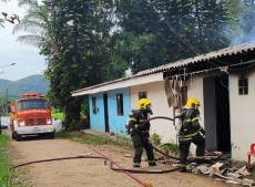 Bombeiros conseguiram evitar a propaga&ccedil;&atilde;o das chamas para outras kitinetes