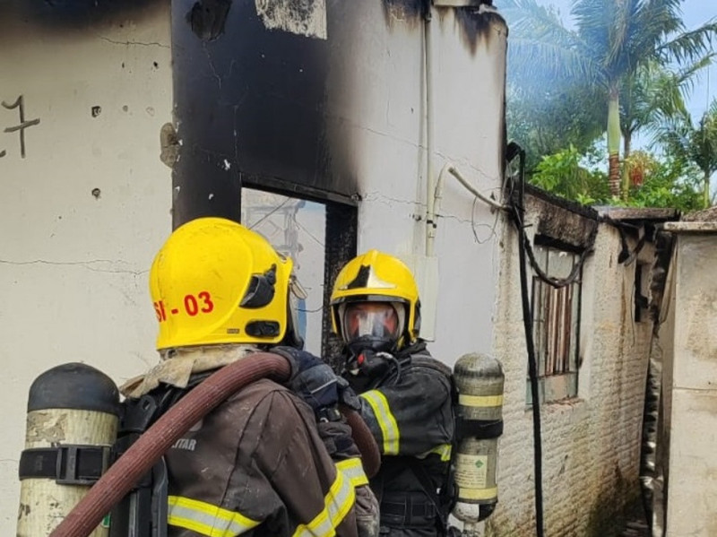 Bombeiros conseguiram evitar a propaga&ccedil;&atilde;o das chamas para outras kitinetes