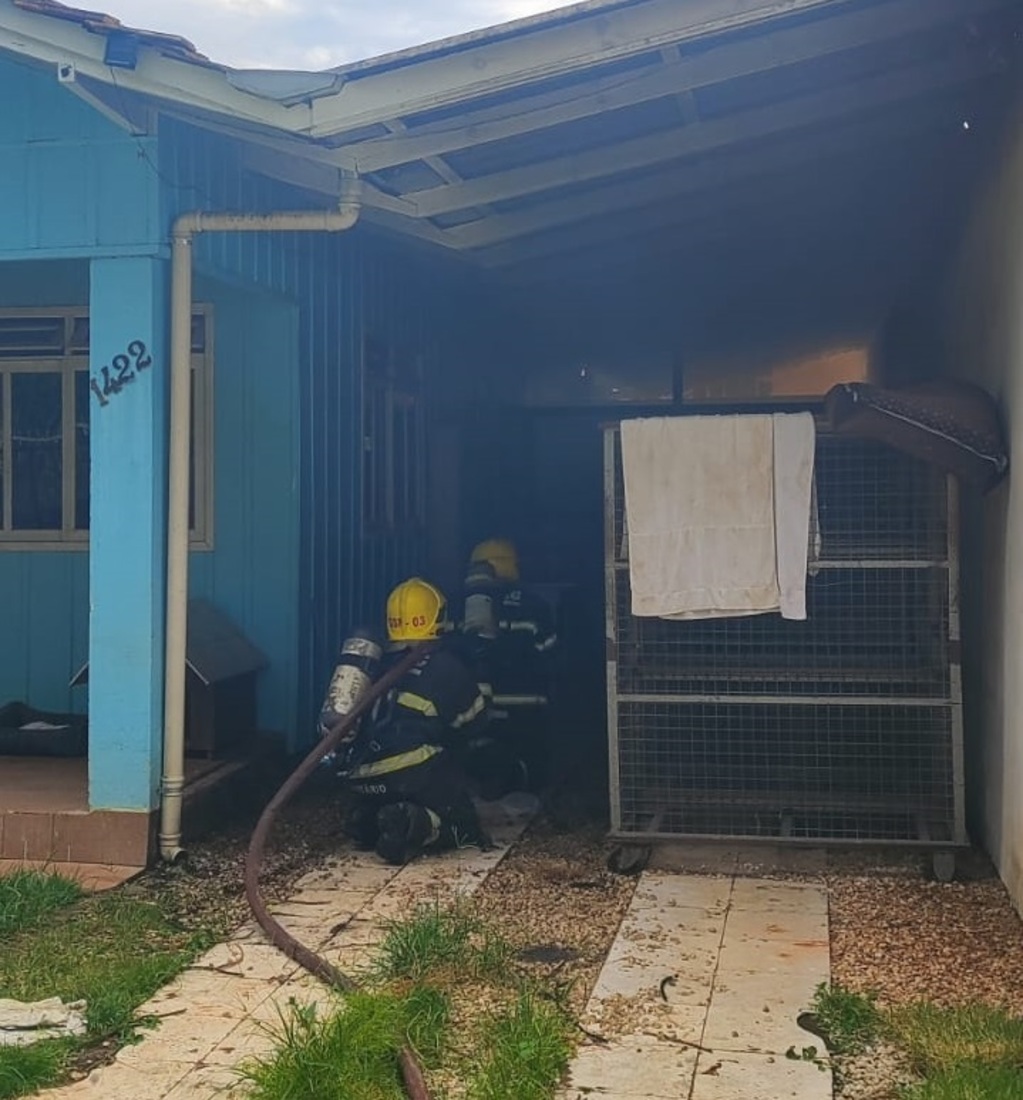 Bombeiros conseguiram evitar a propaga&ccedil;&atilde;o das chamas para outras kitinetes