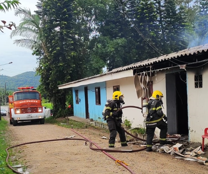 Bombeiros conseguiram evitar a propagação das chamas para outras kitinetes