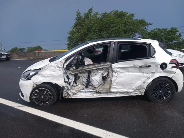 O Peugeot foi o primeiro ve&iacute;culo atingido