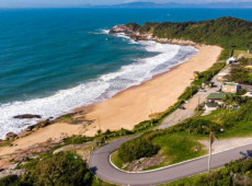 Em dezembro, decreto da Prefeita Juliana Pavan proibiu o nudismo na Praia do Pinho