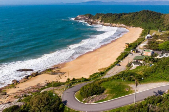 Em dezembro, decreto da Prefeita Juliana Pavan proibiu o nudismo na Praia do Pinho