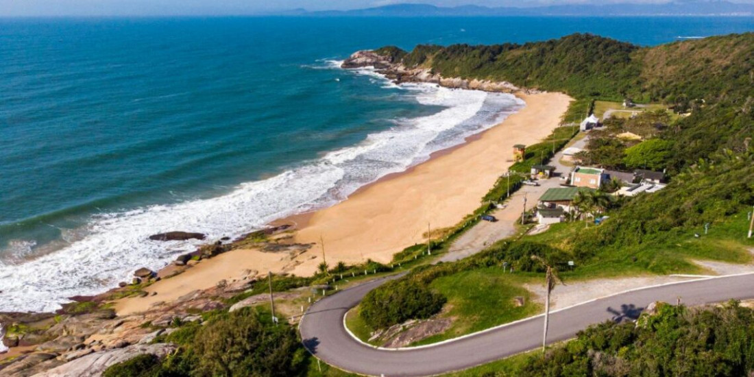 Em dezembro, decreto da Prefeita Juliana Pavan proibiu o nudismo na Praia do Pinho