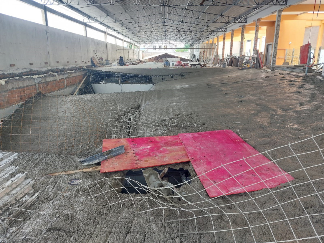 Uma das vigas cedeu e a laje desabou