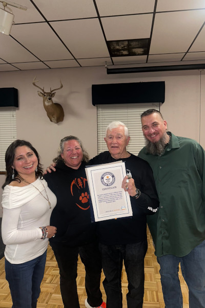 Bill com a esposa e o casal que o adotou: Ryan e Jessica