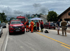 Acidente envolveu ve&iacute;culo e moto no centro da cidade de Ilhota