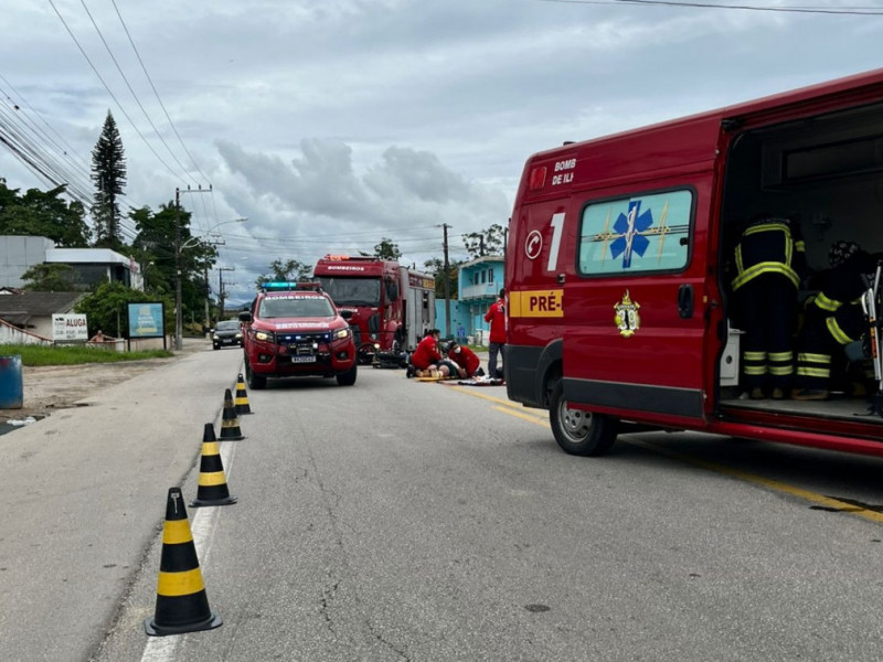 Acidente envolveu ve&iacute;culo e moto no centro da cidade de Ilhota