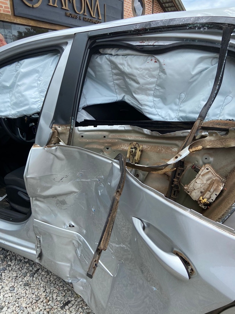 Acidente envolveu ve&iacute;culo e moto no centro da cidade de Ilhota