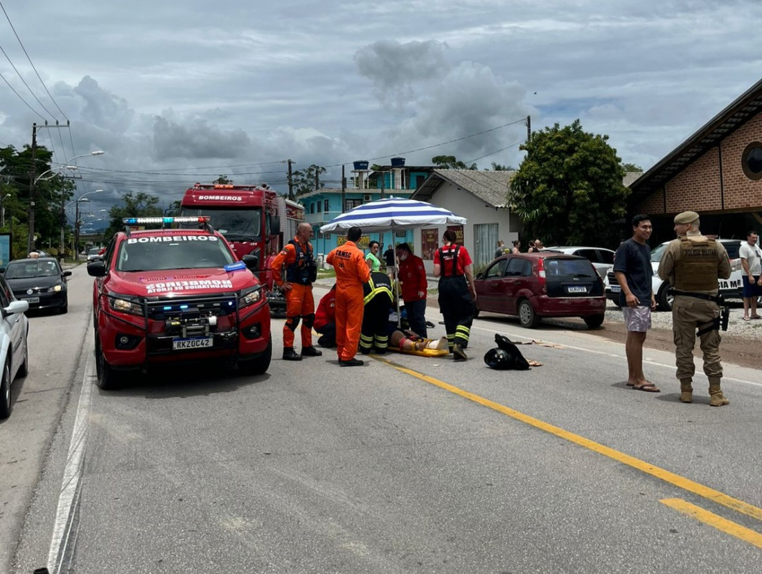 Acidente envolveu veículo e moto no centro da cidade de Ilhota